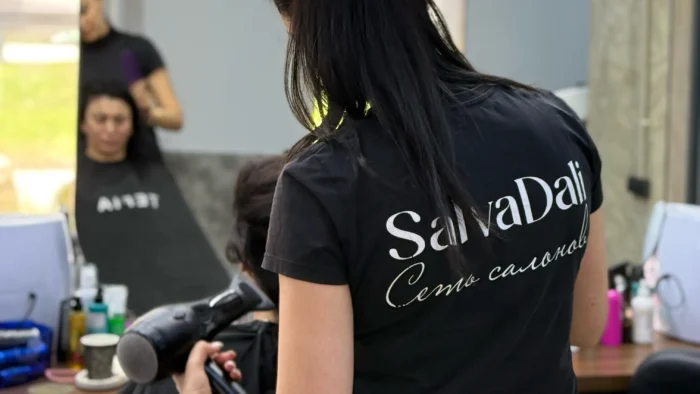 Мастер SalvaDali делает укладку волос